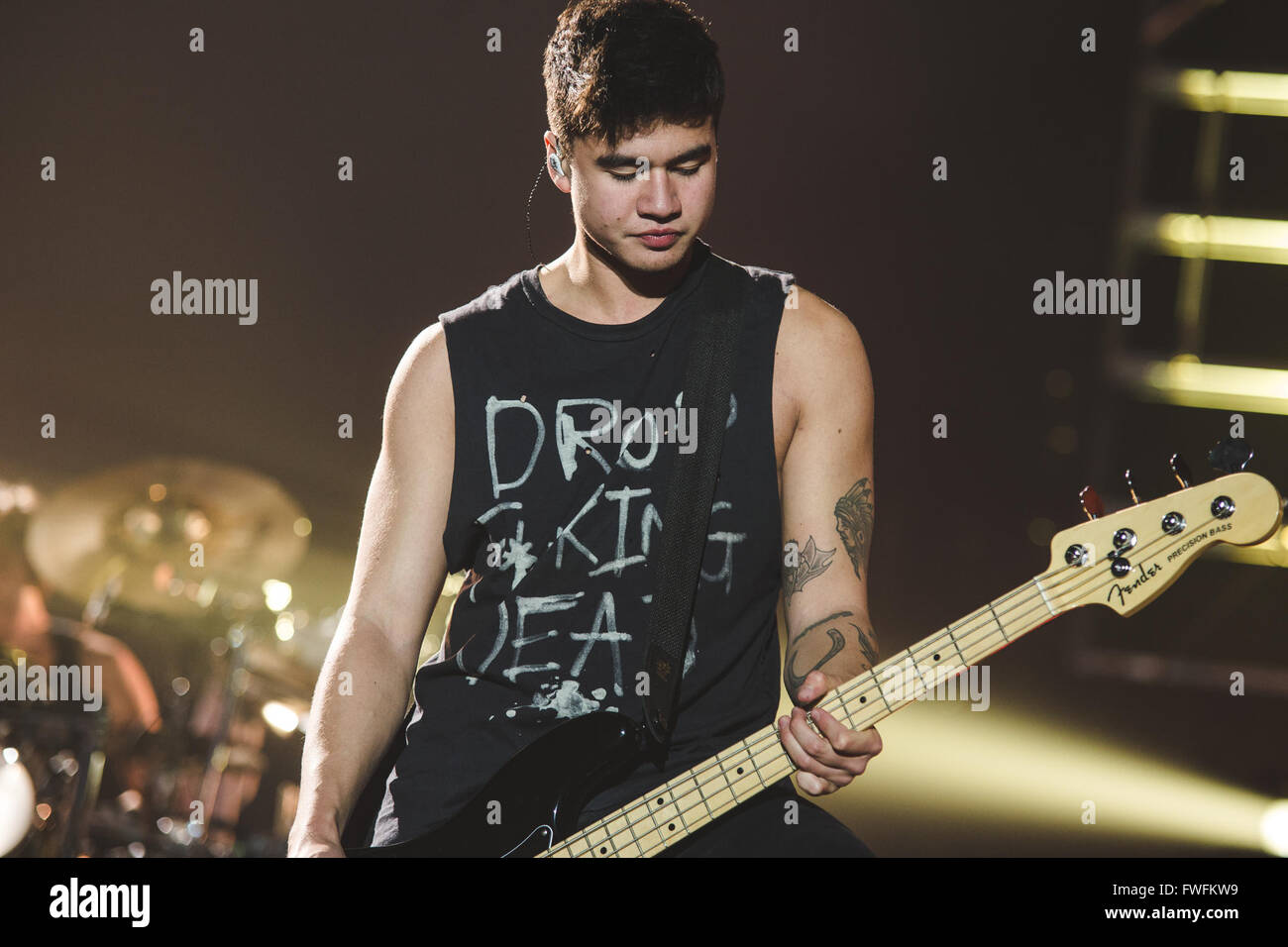 Sheffield, Regno Unito. 5 aprile 2016 - Luca Hemming, Ashton Irwin, Michael Clifford e Calum cofano di 5 secondi di estate eseguire a Sheffield Arena sulla serata di apertura del loro 'Suoni Live Feel Live' world tour, 2016 Credit: Myles Wright/ZUMA filo/Alamy Live News Foto Stock