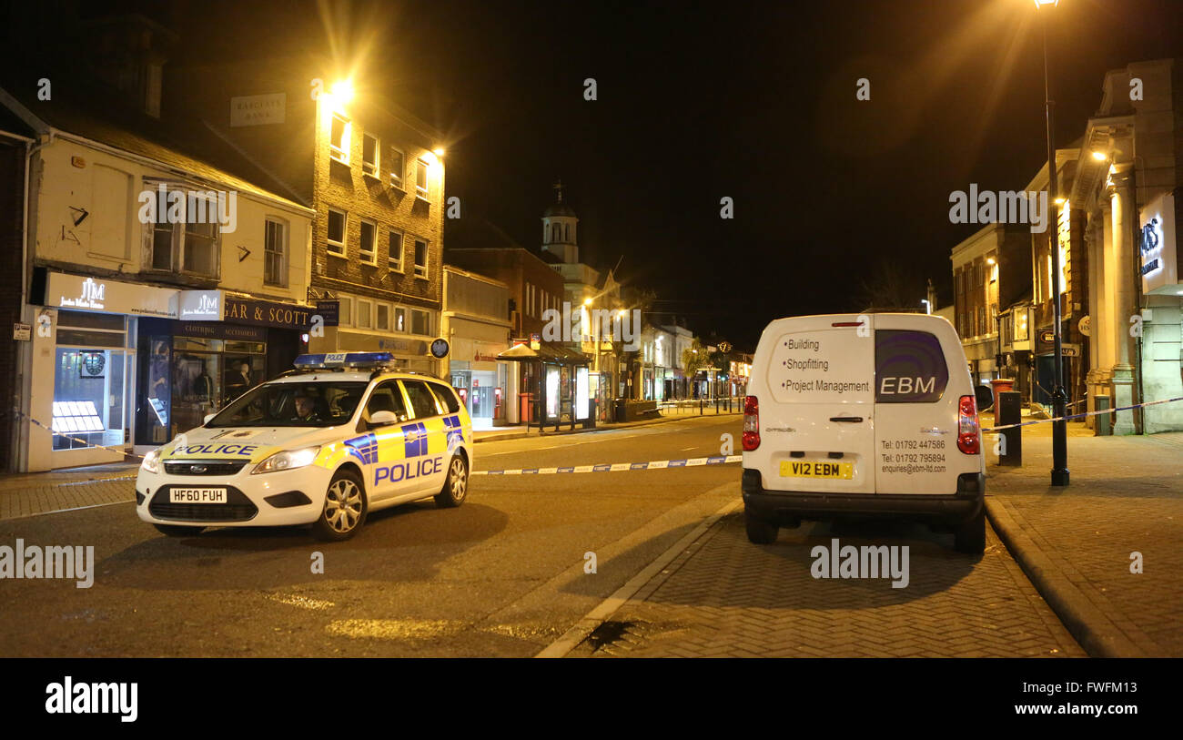 Christchurch, Dorset, Regno Unito. 6 Aprile, 2016. La polizia ha spento con fili di parti della High Street in Christchurch questa sera a seguito di segnalazioni di 16 anni essendo femmina pugnalato al di fuori della Marks & Spencer Food Hall. La polizia e i paramedici si precipitò per la scena poco prima delle 9:30 questa sera. La vittima da intendersi a 16 anno vecchia ragazza, è stato affrettato a Bournemouth ospedale con lesioni descritti come 'potenzialmente a rischio di vita". Un residente, che ha chiesto di non essere nominato, descrivere come 'ddrammatico'. La polizia e i paramedici 'si precipitò per la scena da tutte le direzioni". Credito: uknip/Alamy Live Foto Stock