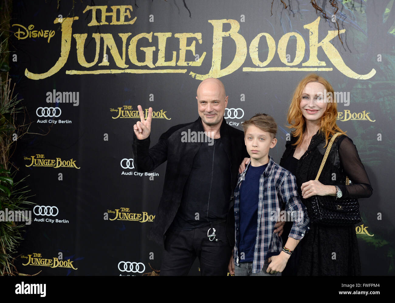 Berlino, Germania. 5 apr, 2016. Gli attori Christian Berkel, sua moglie Andrea Sawatzkiand figlio Bruno arriva per la Germania premiere di Disneys nuovo film "Il libro della giungla" di Berlino, Germania, 5 aprile 2016. Il filmato si avvia in Germania cinema il 14 aprile 2016. Foto:Britta Pedersen/dpa/Alamy Live News Foto Stock