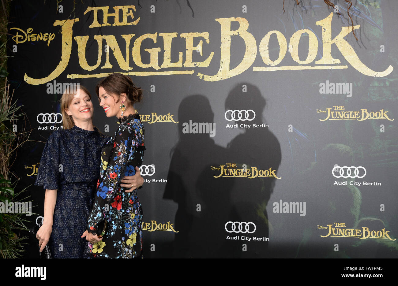 Berlino, Germania. 5 apr, 2016. Attrici Heike Makatsch (l) e Jessica Schwarz arrivare per la Germania premiere di Disneys nuovo film "Il libro della giungla" di Berlino, Germania, 5 aprile 2016. Il filmato si avvia in Germania cinema il 14 aprile 2016. Foto:Britta Pedersen/dpa/Alamy Live News Foto Stock