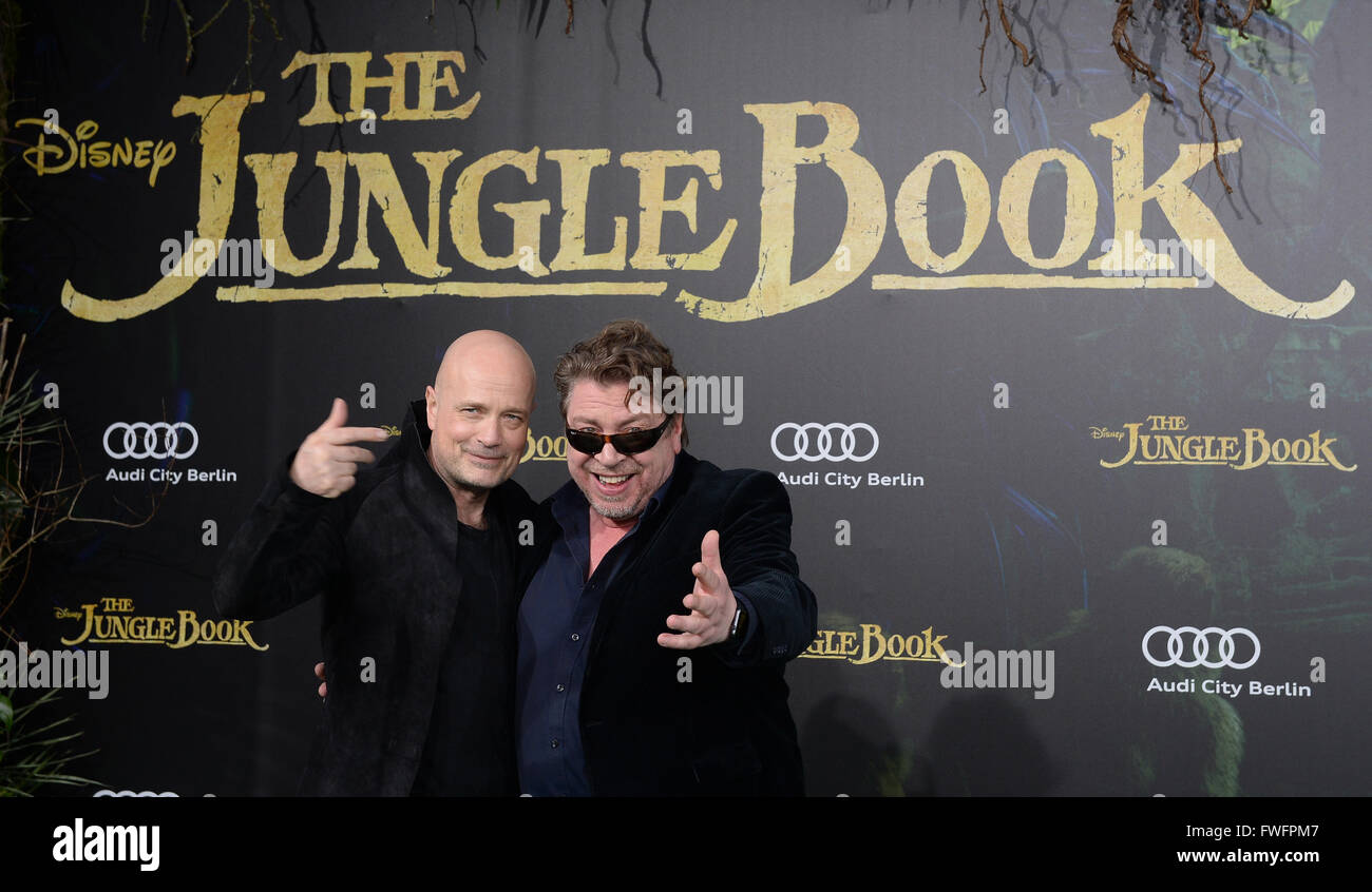 Berlino, Germania. 5 apr, 2016. Gli attori Christian Berkel (l) e Armin Rhode arrivare per la Germania premiere di Disneys nuovo film "Il libro della giungla" di Berlino, Germania, 5 aprile 2016. Il filmato si avvia in Germania cinema il 14 aprile 2016. Foto:Britta Pedersen/dpa/Alamy Live News Foto Stock