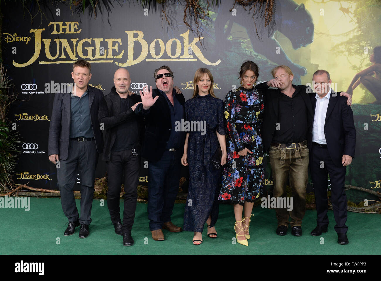 Berlino, Germania. 5 apr, 2016. Justus von Dohnányi (l-r), Christian Berkel, Armin Rhode, Heike Makatsch, Jessica Schwarz, Ben Becker e Joachim Król arrivare per la Germania premiere di Disneys nuovo film "Il libro della giungla" di Berlino, Germania, 5 aprile 2016. Il filmato si avvia in Germania cinema il 14 aprile 2016. Foto:Britta Pedersen/dpa/Alamy Live News Foto Stock