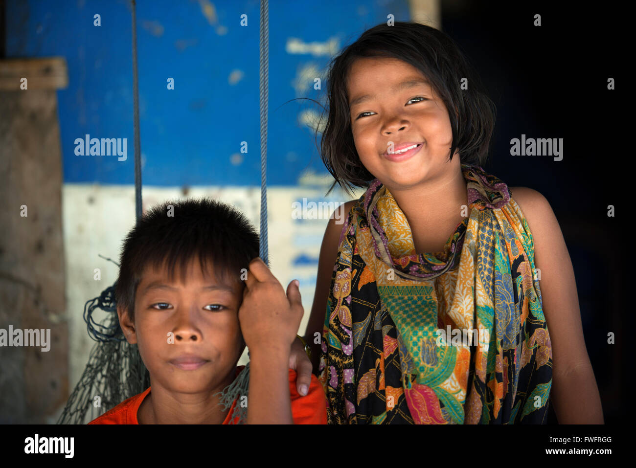 Ritratto di due bambini. Pesca villaggio zingaro. Koh Mook (MUK) è una piccola isola rocciosa al largo della costa della provincia di Trang. Sul Foto Stock