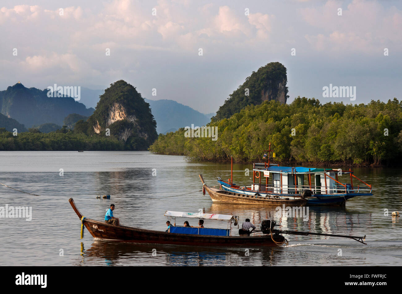 Khao Khanap Nam. Krabi River e Kanab Nam Twin Peaks in distanza, Krabi town, Provincia di Krabi, Thailandia, Sud-est asiatico, ASI Foto Stock
