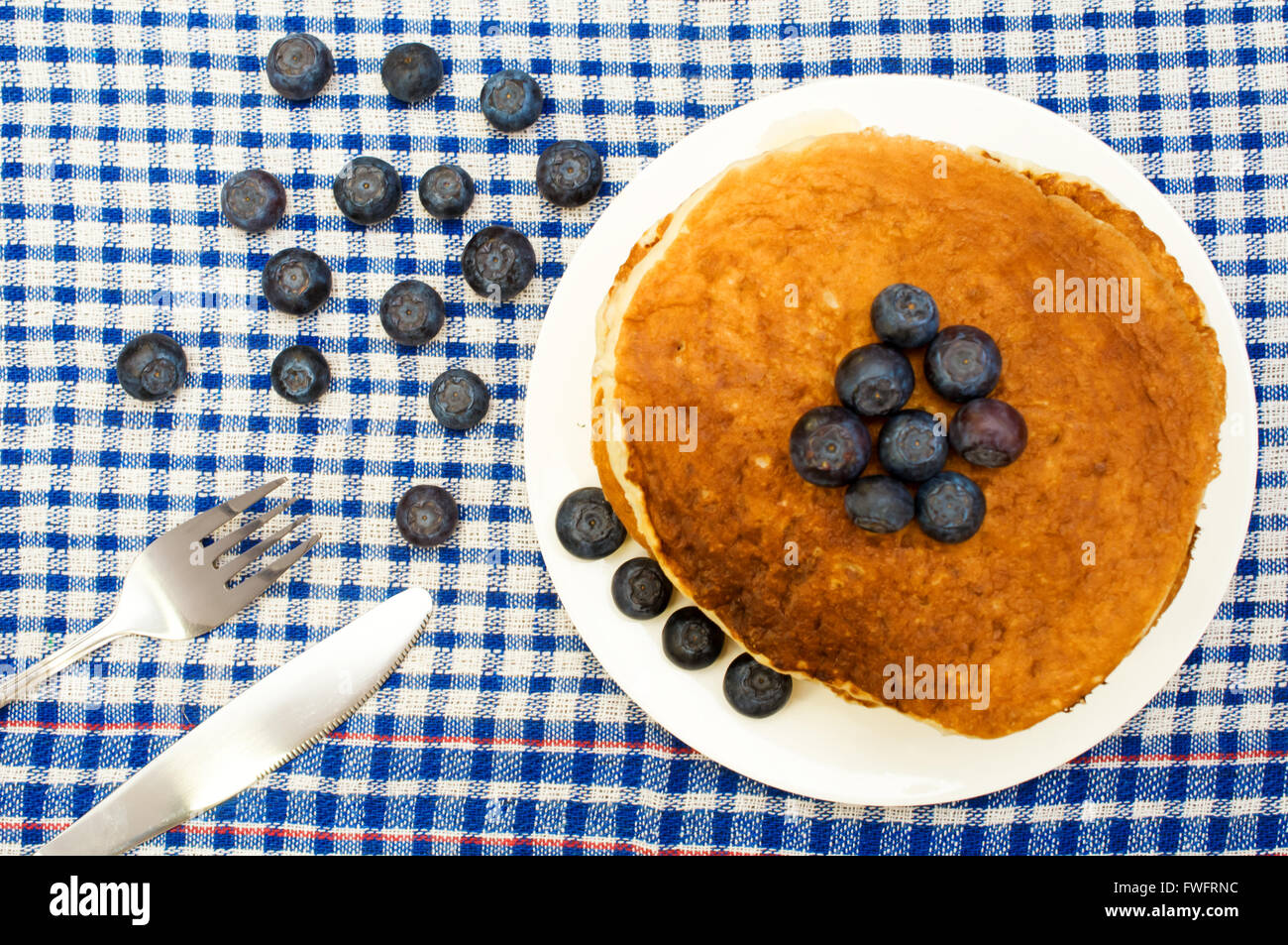 Frittelle con frutti di bosco e miele Foto Stock