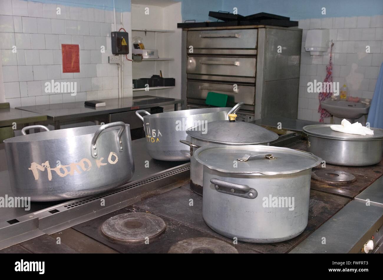 Odessa, Ucraina, vecchio di grandi dimensioni in acciaio inox pentole e  padelle in un vecchio cucina industriale Foto stock - Alamy