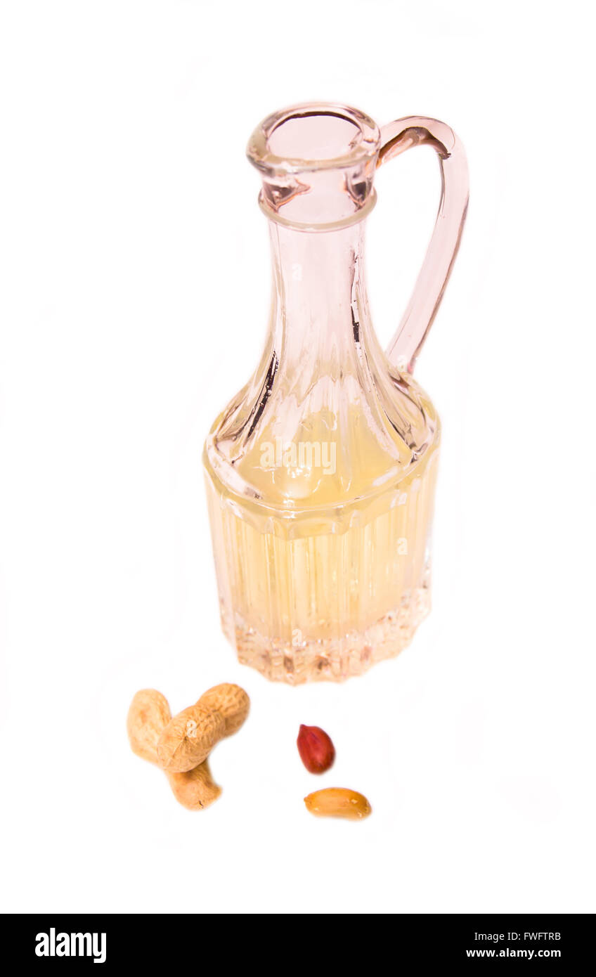 Bottiglia con olio di arachide su sfondo bianco Foto Stock