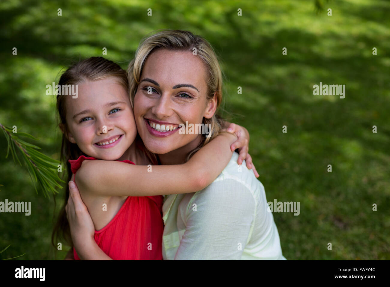Ritratto di Madre sorridente con la figlia in cantiere Foto Stock