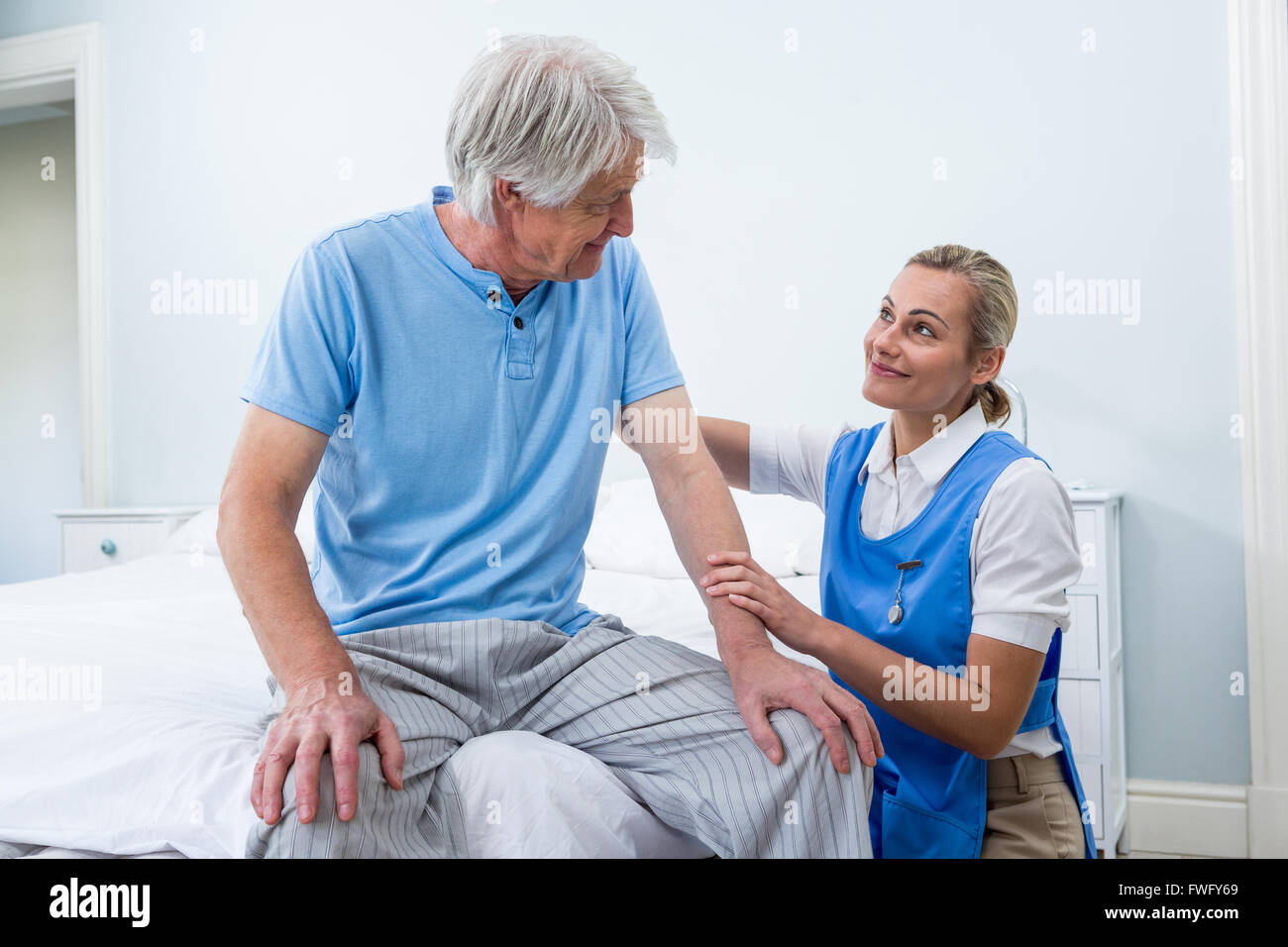 L'infermiera consolante uomo senior all'ospedale Foto Stock
