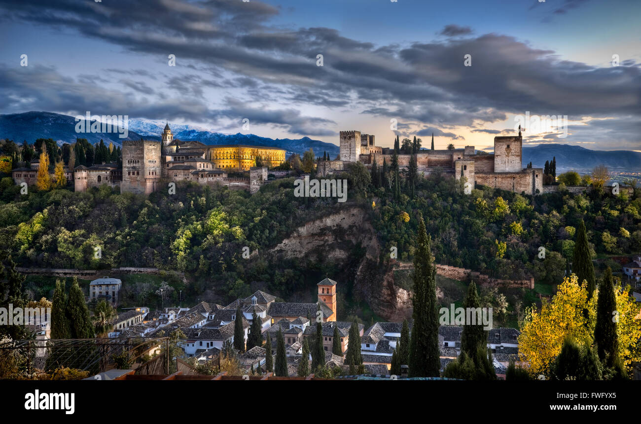 Vista del palazzo dell'Alhambra di Granada città al tramonto, Spagna. Foto Stock