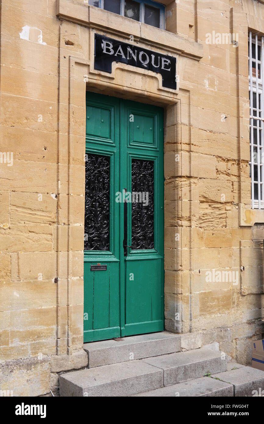 La Banque. Porta di un vecchio edificio della banca con tracce di guerra nella città di Carentan, Normandia, Francia, Foto Stock