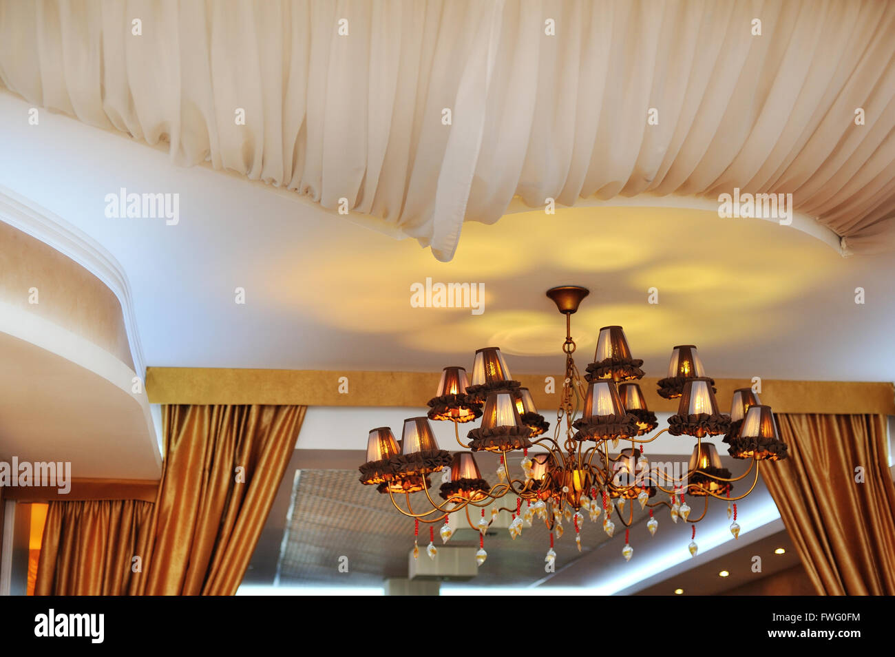 Splendido lampadario di cristallo Foto Stock