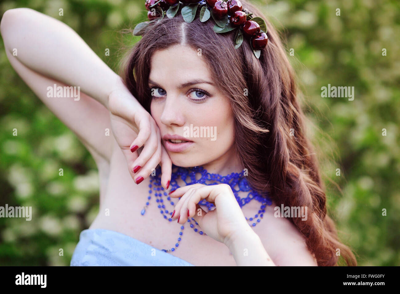Bella ragazza in giardino con alberi di ciliegio Foto Stock