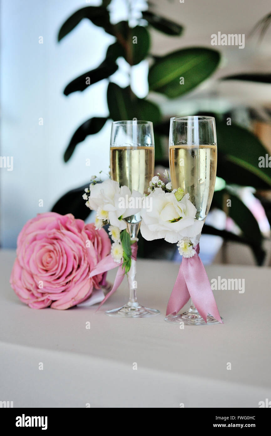 Occhiali di nozze con champagne Foto Stock