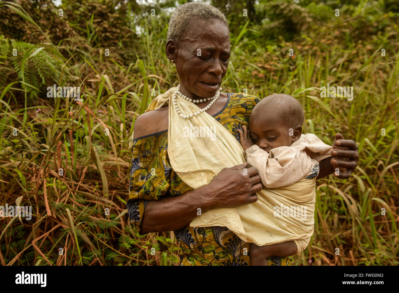 Donna anziana con baby, Gabon, Africa centrale Foto Stock