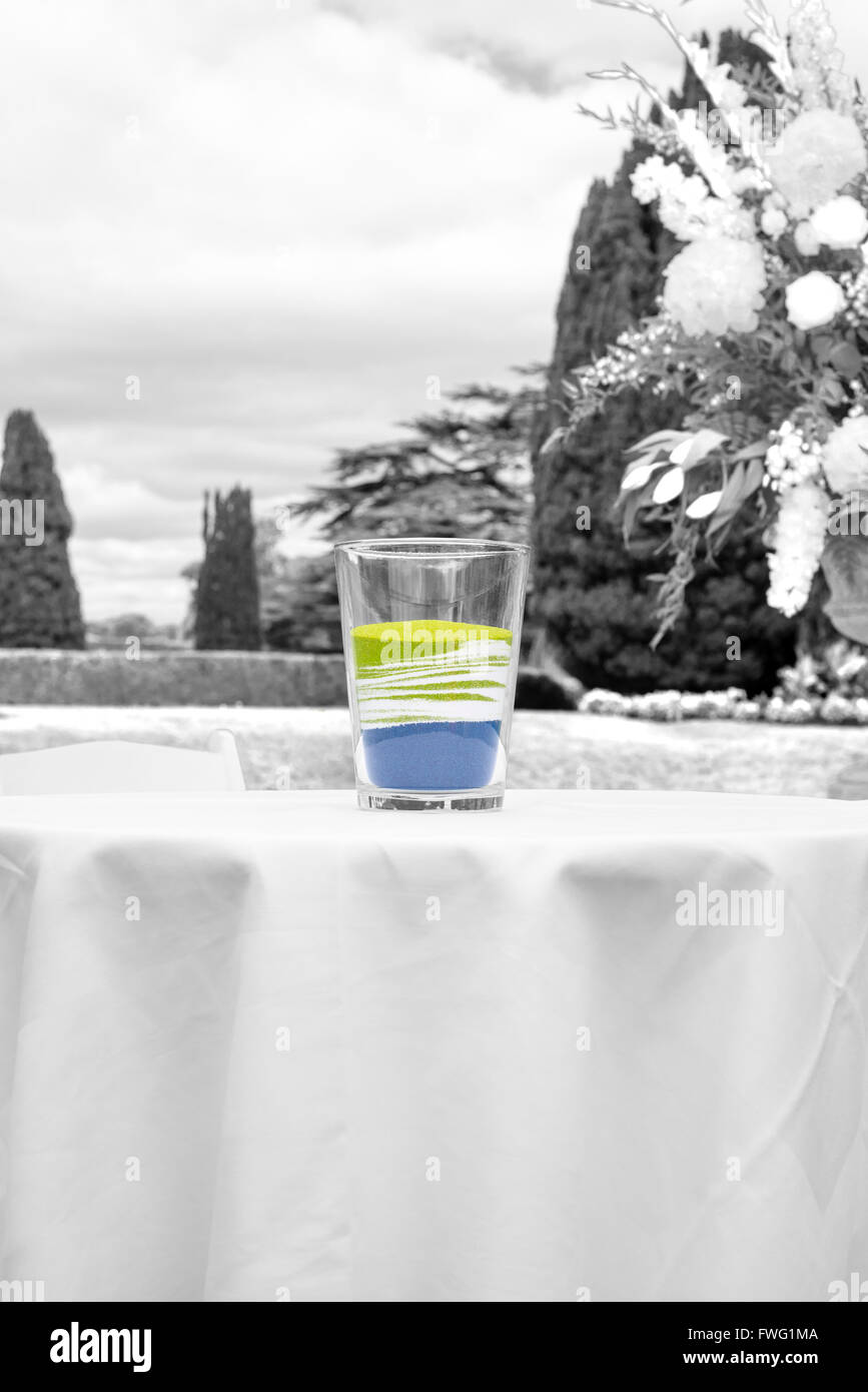 Vetro di colore misto sands dopo una unità la celebrazione dei matrimoni Foto Stock
