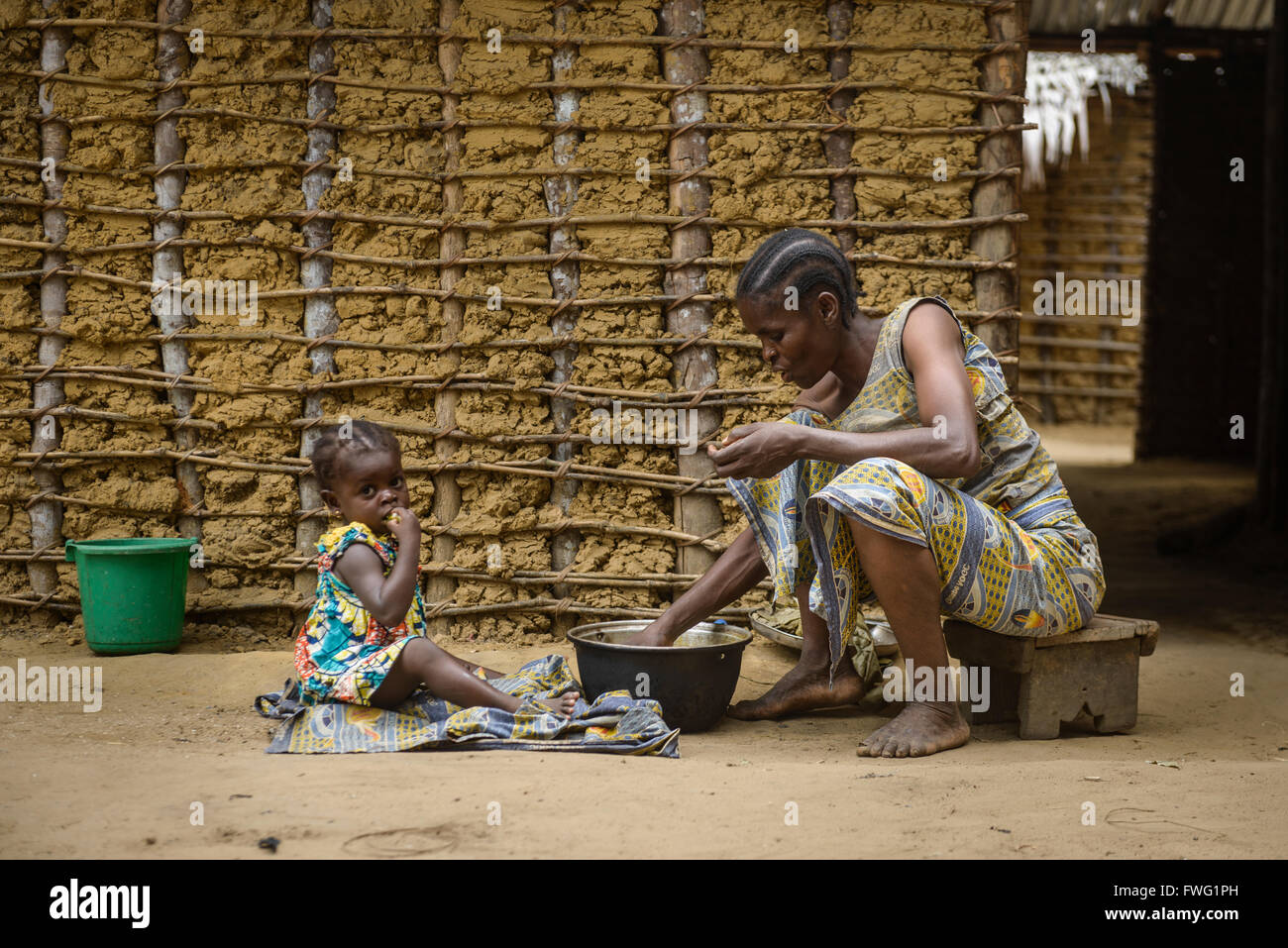 Donna e bambina mangiare, Repubblica Democratica del Congo Foto Stock