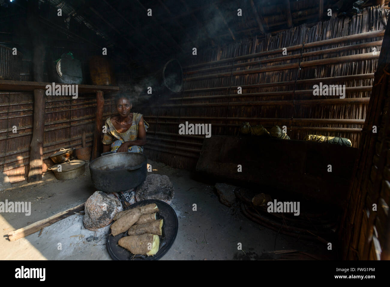 La donna nella preparazione degli alimenti e nella Repubblica democratica del Congo Foto Stock