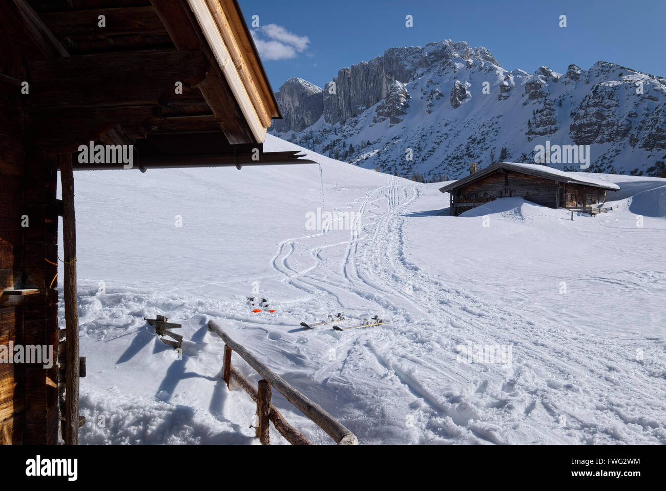 Gli sci sulla neve in rifugi di montagna Kotalm Hochleger, Rofan, Tirolo, Austria Foto Stock