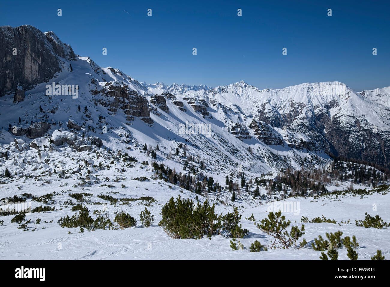 Neve e roccia nel paesaggio di montagna, Rofan, Tirolo, Austria Foto Stock