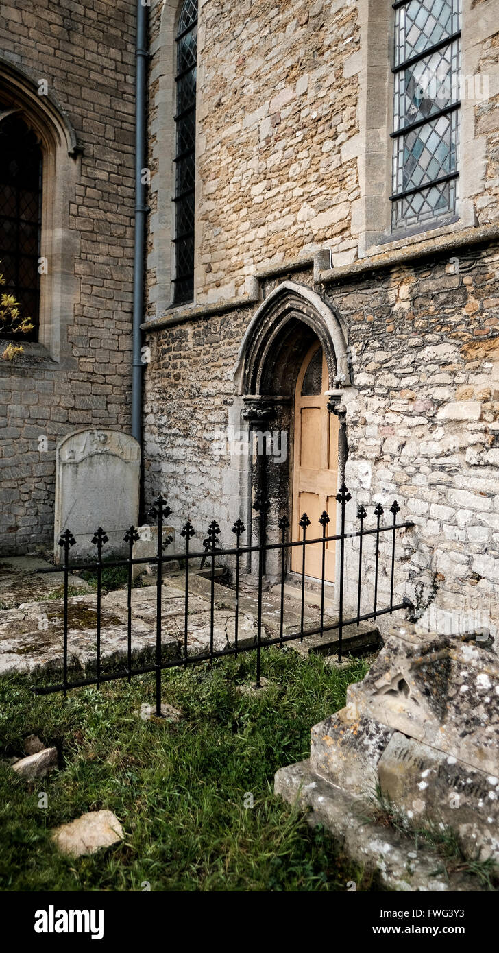 Tipica chiesa inglese vista con un piccolo cimitero in primo piano. Foto Stock