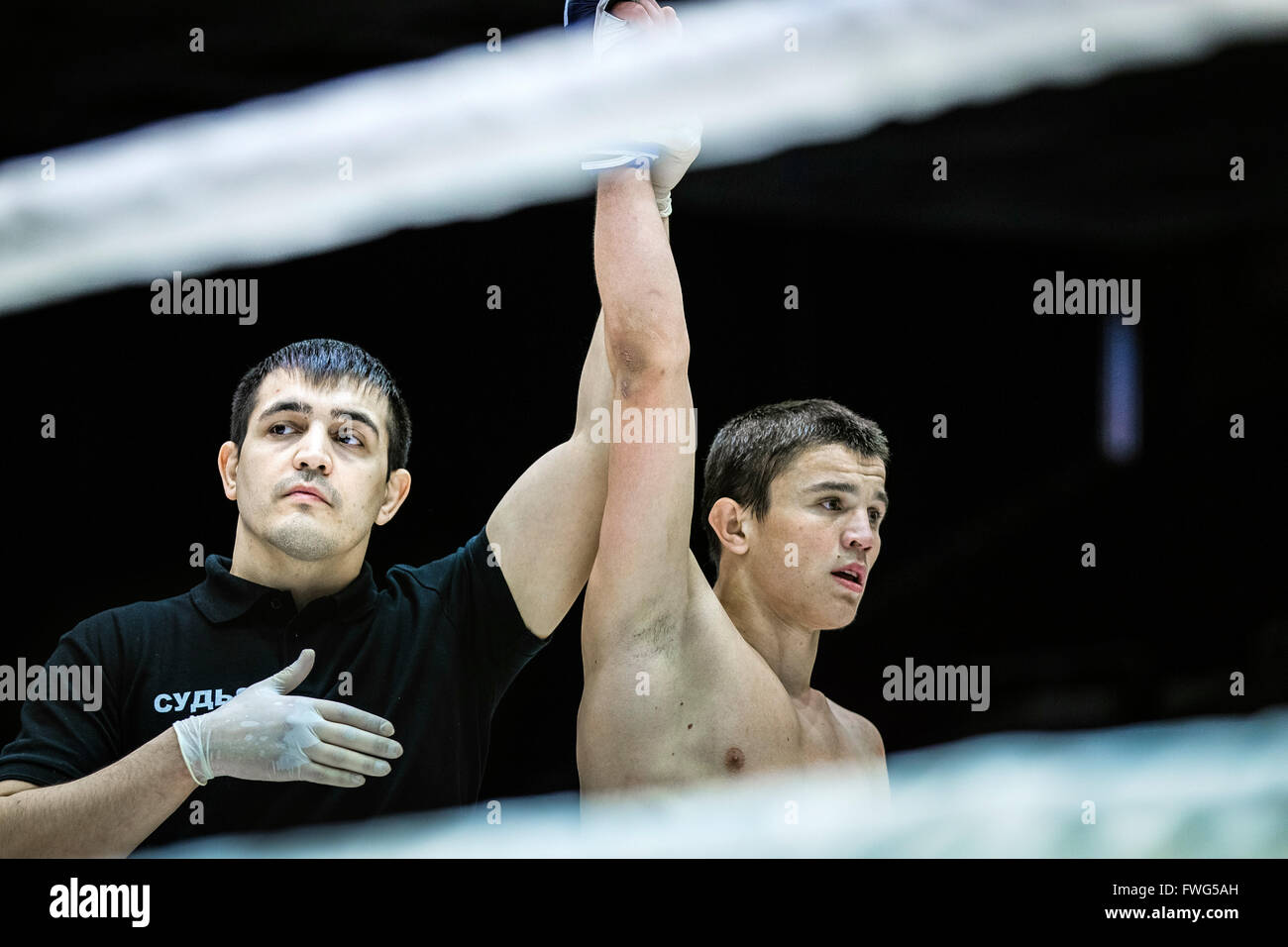 Giudice annuncia il vincitore del lottatore di lotta in ring di pugilato Foto Stock