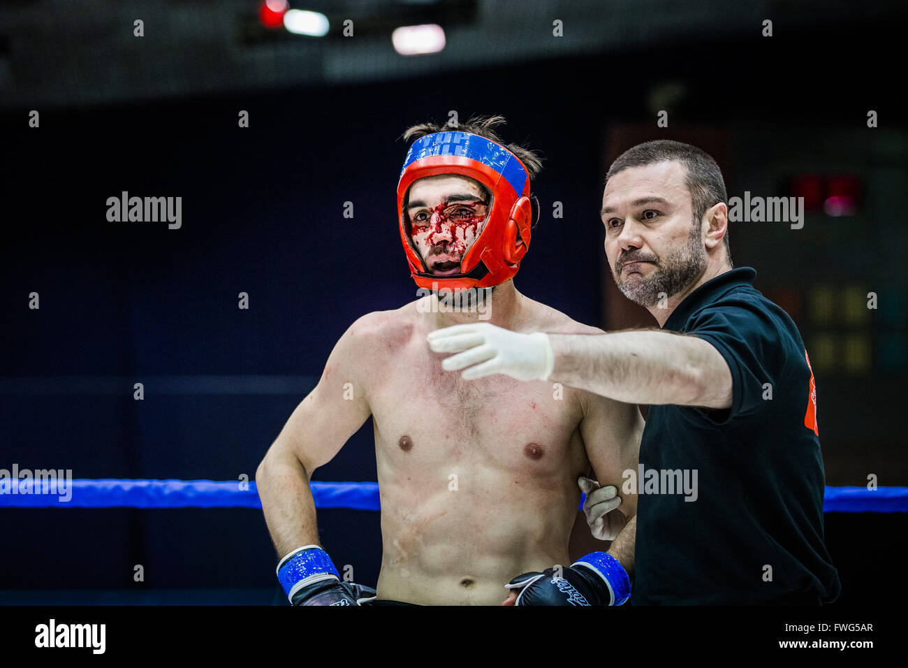 Fighter fighter volto insanguinato durante il match Foto Stock