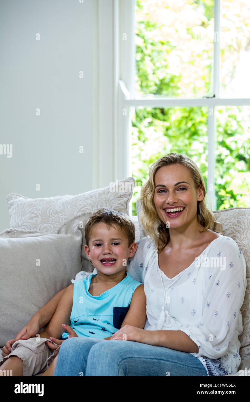 Ritratto di madre e figlio seduti sul divano Foto Stock