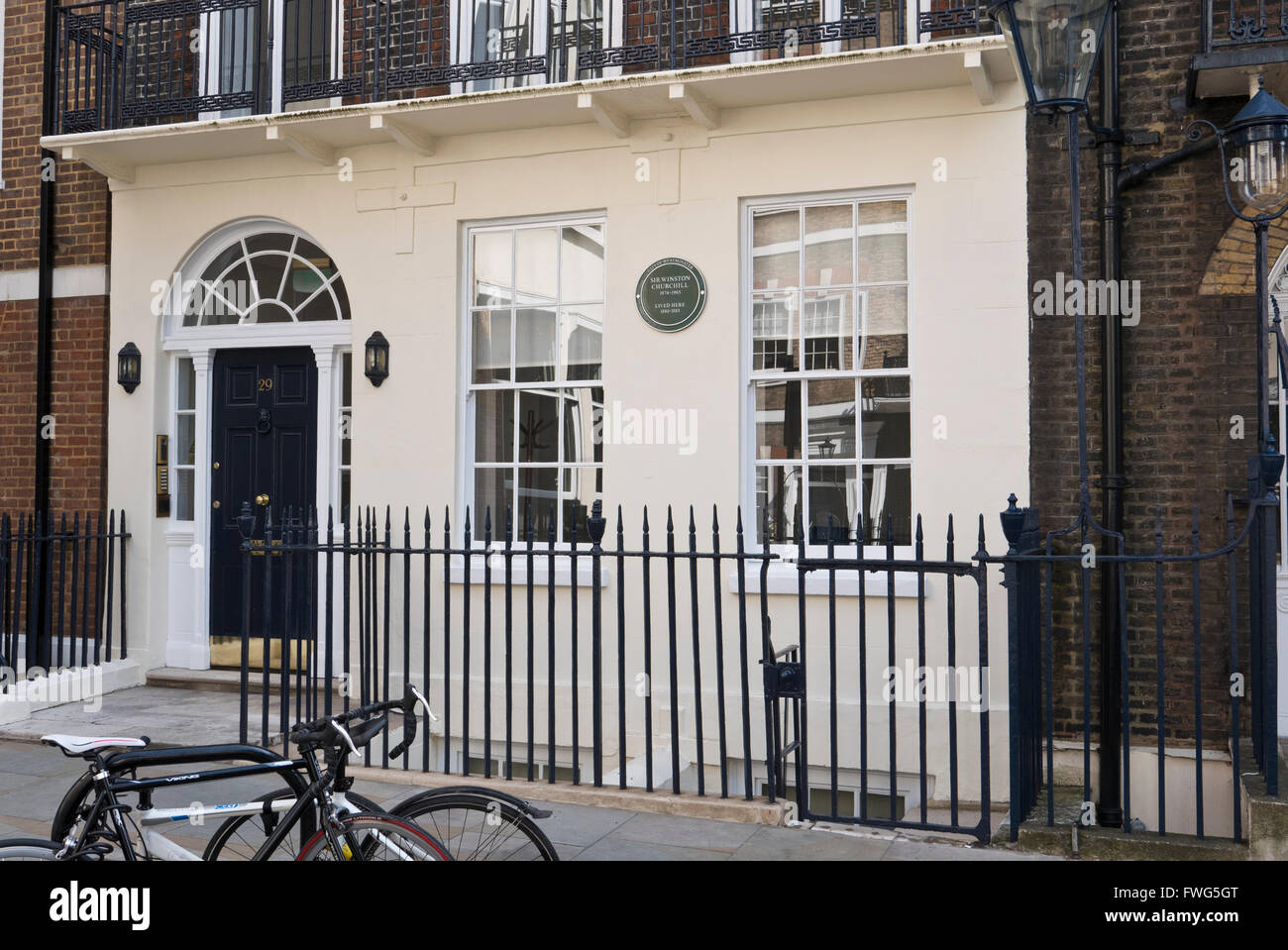 Un blu commemorative plaque di Winston Churchill su la casa dove ha vissuto a Londra, Regno Unito. Foto Stock