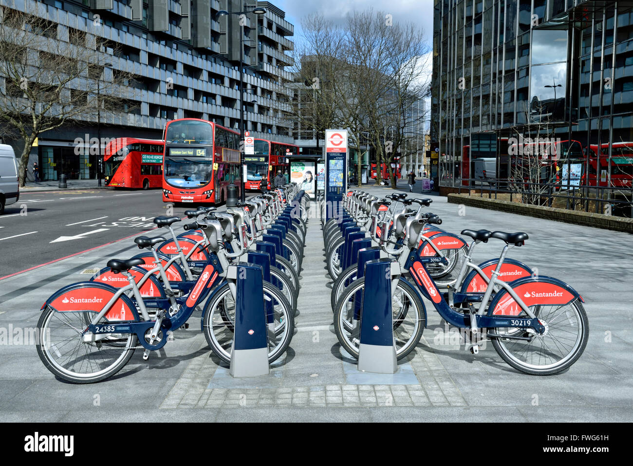 Santander cicli o Boris bike, noleggio biciclette sistema docking station, angolo di Hampstead Road e Euston Road, London Borough o Foto Stock