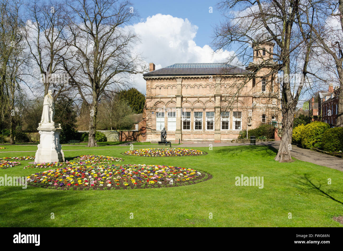 Beacon Park e il vecchio edificio della biblioteca in Lichfield Foto Stock