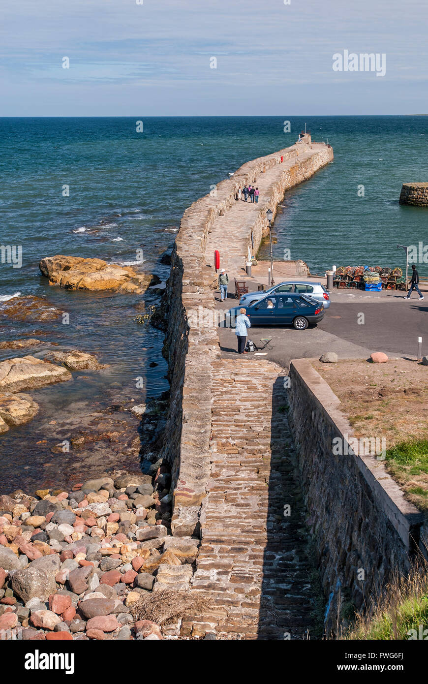 L antico molo di pietra a St. Andrews Harbour in Fife Scozia. Foto Stock