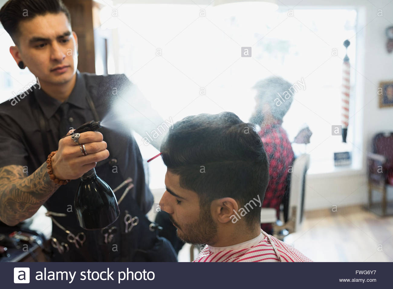 Barbiere uomo di spruzzatura Foto Stock