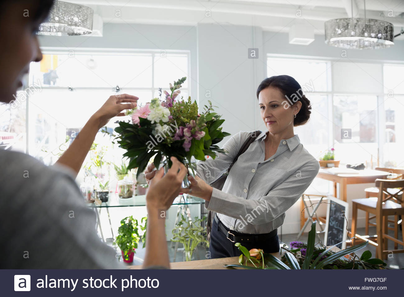 Pavimenti bouquet presentando al cliente nel negozio di fiori Foto Stock