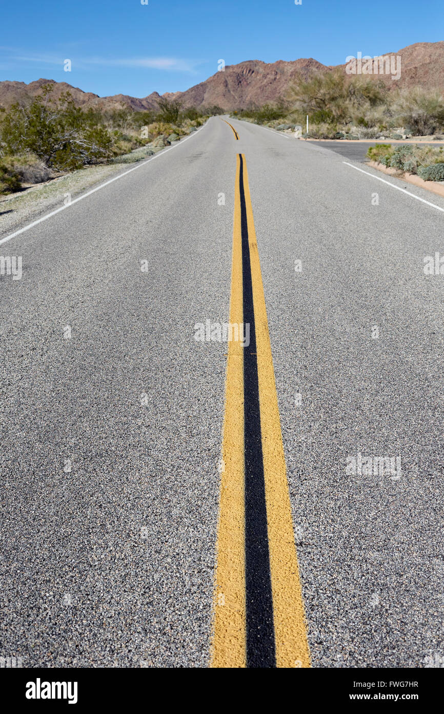 Strada nel deserto a Joshua Tree National Park vicino a Palm Springs, California, Stati Uniti d'America Foto Stock