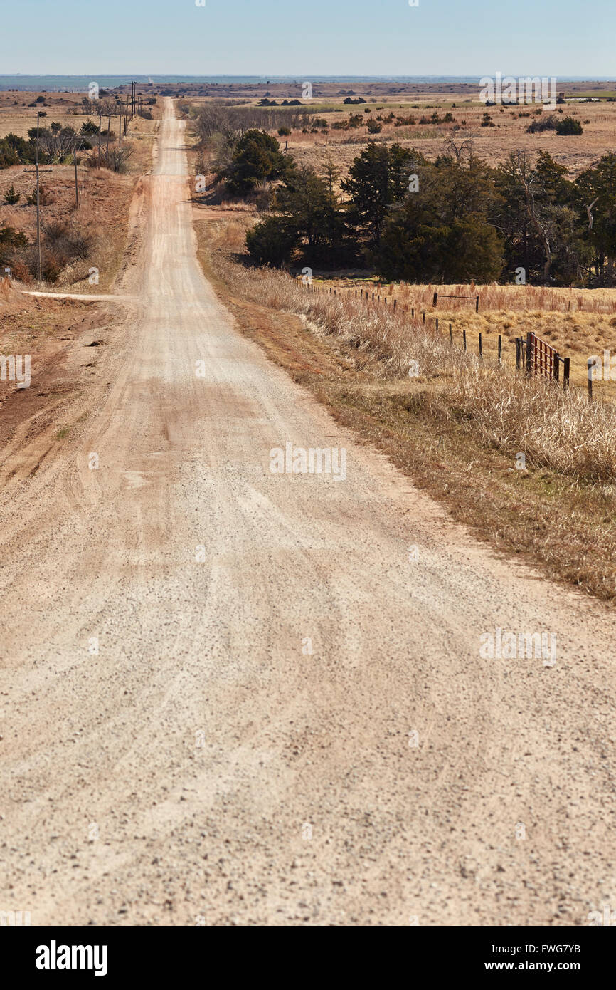 Strada sterrata in una remota prairie vicino in Ponca City, Oklahoma, Stati Uniti d'America Foto Stock