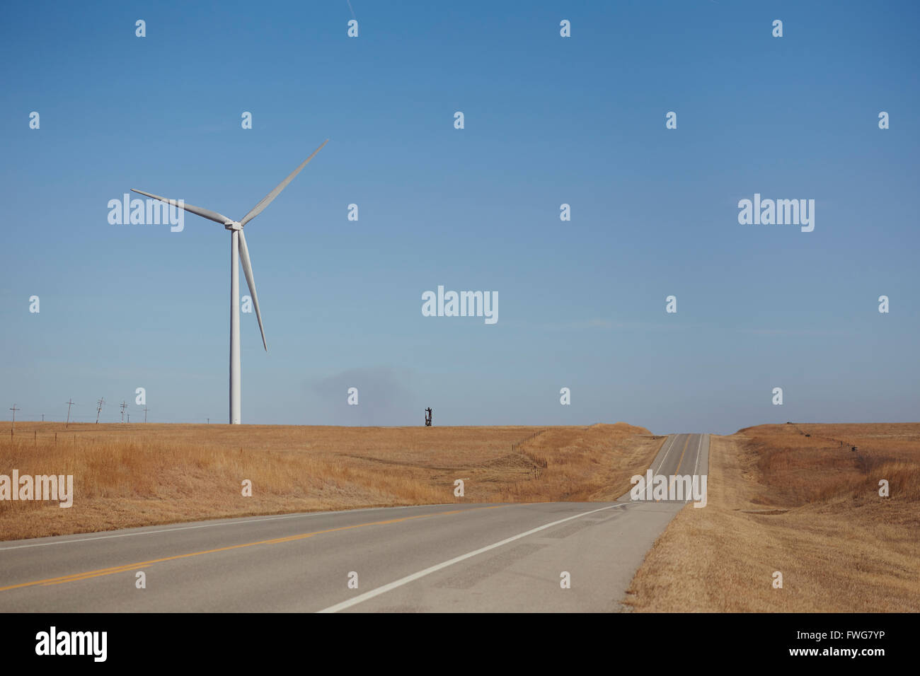Mulino a vento; il vento powered generatore elettrico vicino in Ponca City, Oklahoma, Stati Uniti d'America Foto Stock