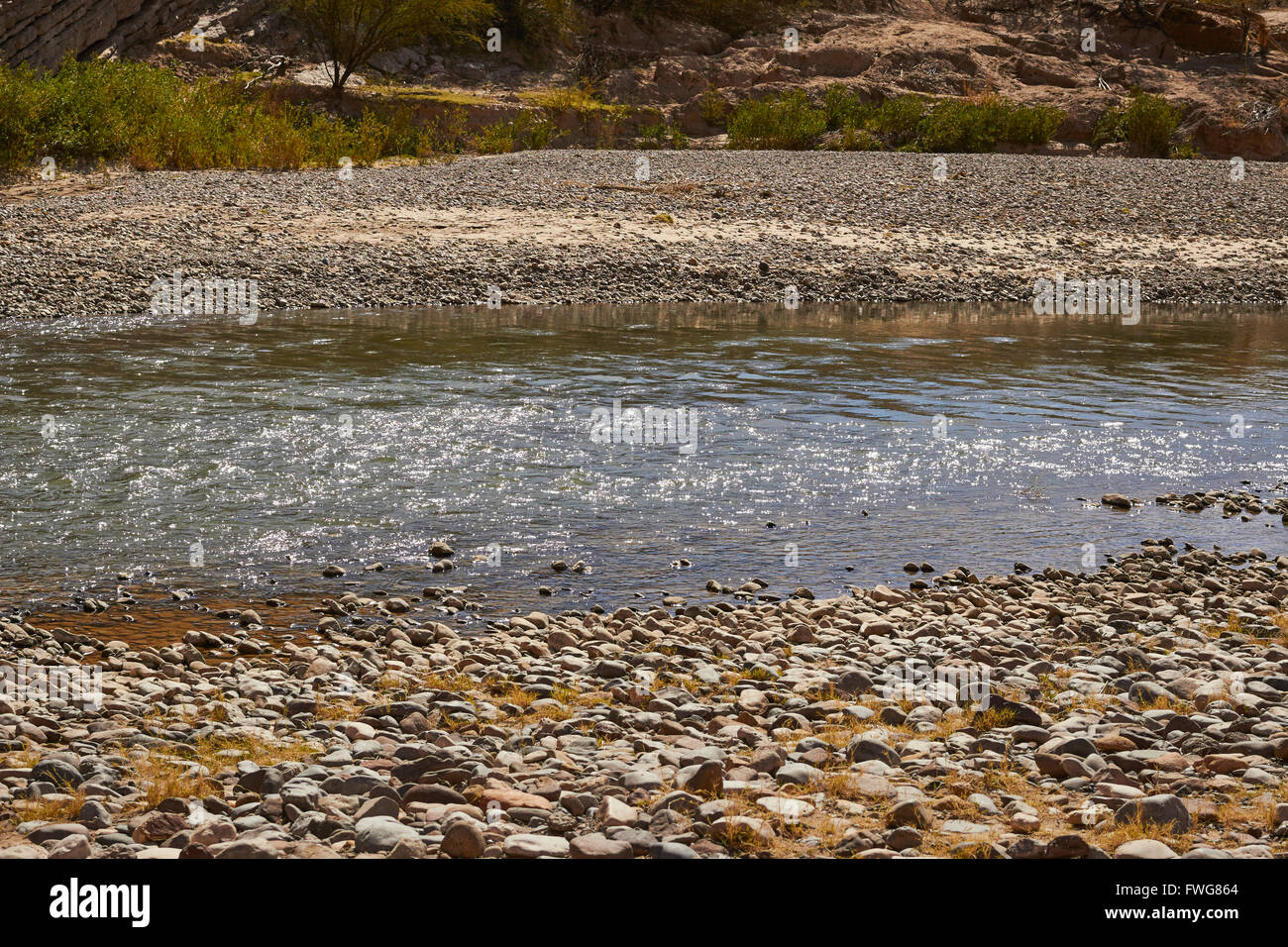 Rio Grande, Boquillas Canyon, il Parco nazionale di Big Bend, Texas a fondo. Boquillas del Carmen in Messico in cima. Foto Stock