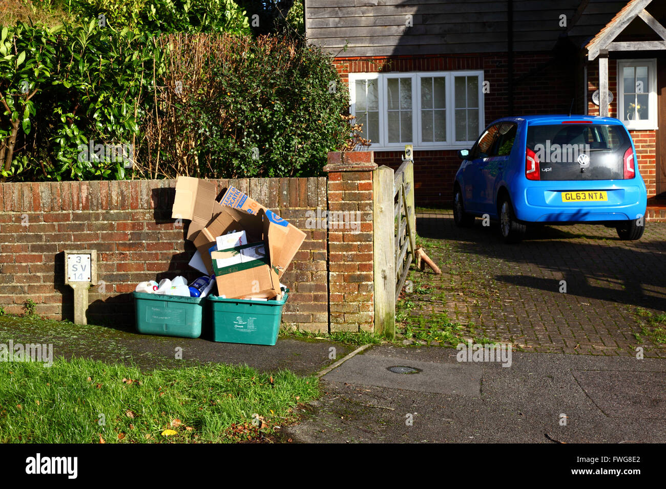 Raccoglitori con della carta e del cartone per il riciclaggio in attesa di raccolta al di fuori di casa, Southborough, Kent, Inghilterra Foto Stock