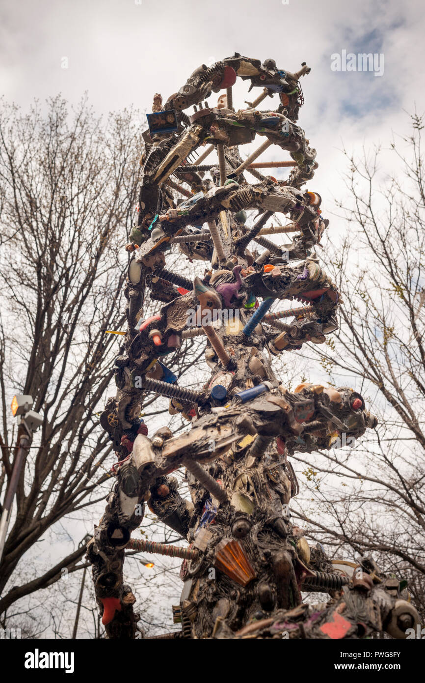 Dettaglio del 'DNA Totem' dall'artista Suprina Kenney in Marcus Garvey (Mount Morris) Parco in Harlem in New York Sabato, 2 aprile 2016. Il 9-piedi alti scultura pubblica rappresenta un filamento di DNA ed è fatta di acciaio in cui l'artista ha incorporato gli oggetti scartati che ella ha trovato sulle strade. La scultura sarà in vista fino al 30 settembre 2016. (© Richard B. Levine) Foto Stock