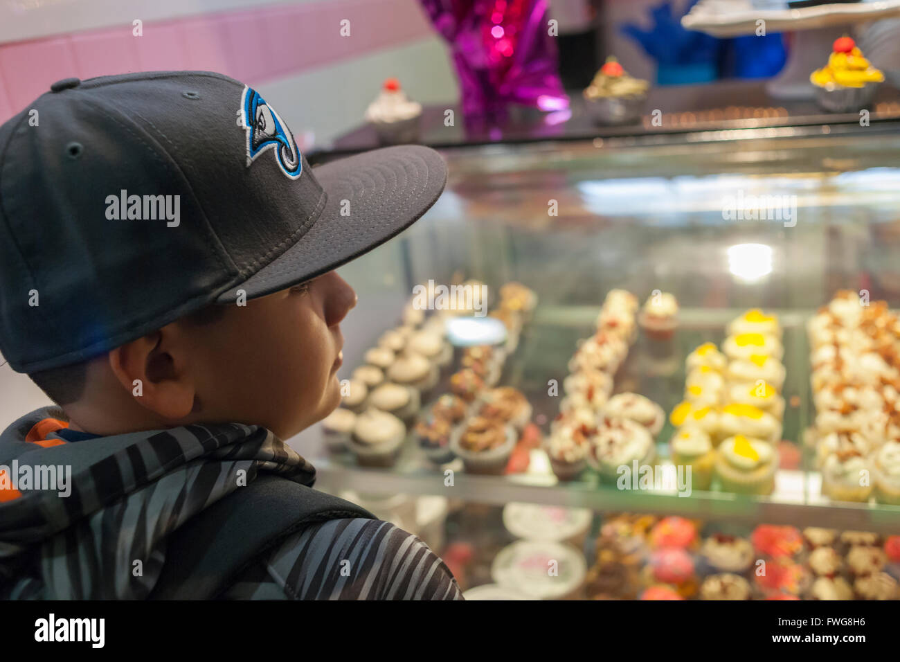 Cospargere Splash Sweet Shoppe diventa la più recente aggiunta ai negozi situati in La Marqueta in East Harlem in New York, visto sul suo giorno di apertura, sabato, 2 aprile 2016. Oltre alla cucina di incubatore nell'edificio ci sono un certo numero di spazi di vendita nel rivitalizzato facility affittati dagli imprenditori e piccole aziende che utilizzano la cucina. (© Richard B. Levine) Foto Stock