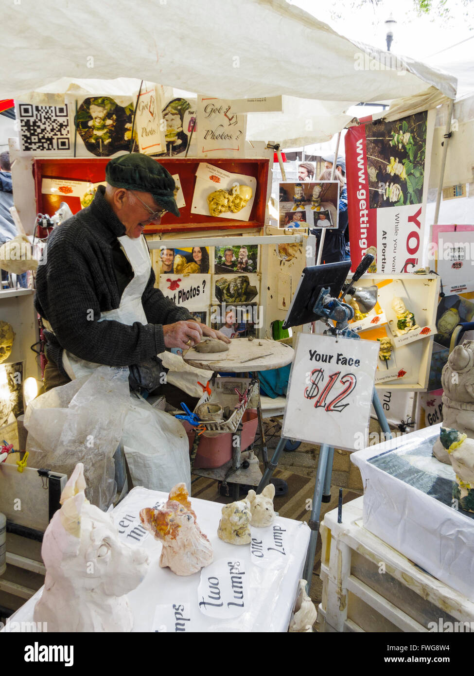 Ritratto dello scultore al Portland mercato domenicale. Portland, Oregon, Stati Uniti d'America. Foto Stock