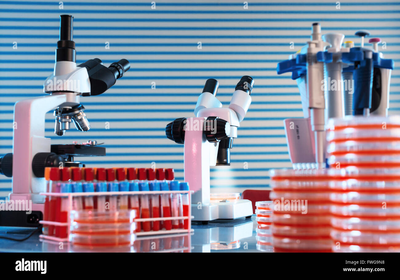 I campioni di medicinali e microscopi. Foto Stock