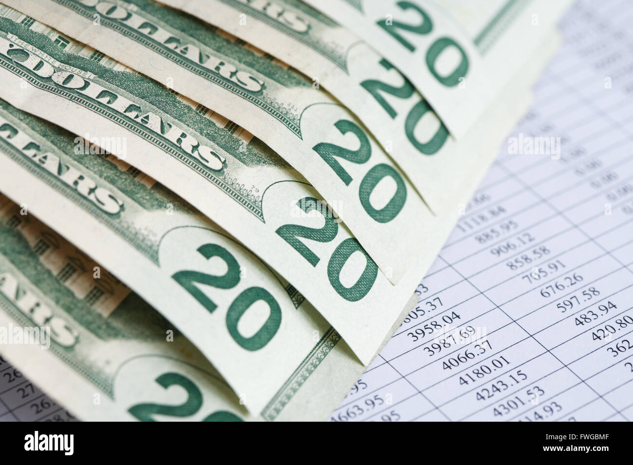 Concetto di contabilità. Vista dettagliata del dollaro USA banconote su elenco carta con cifre Foto Stock