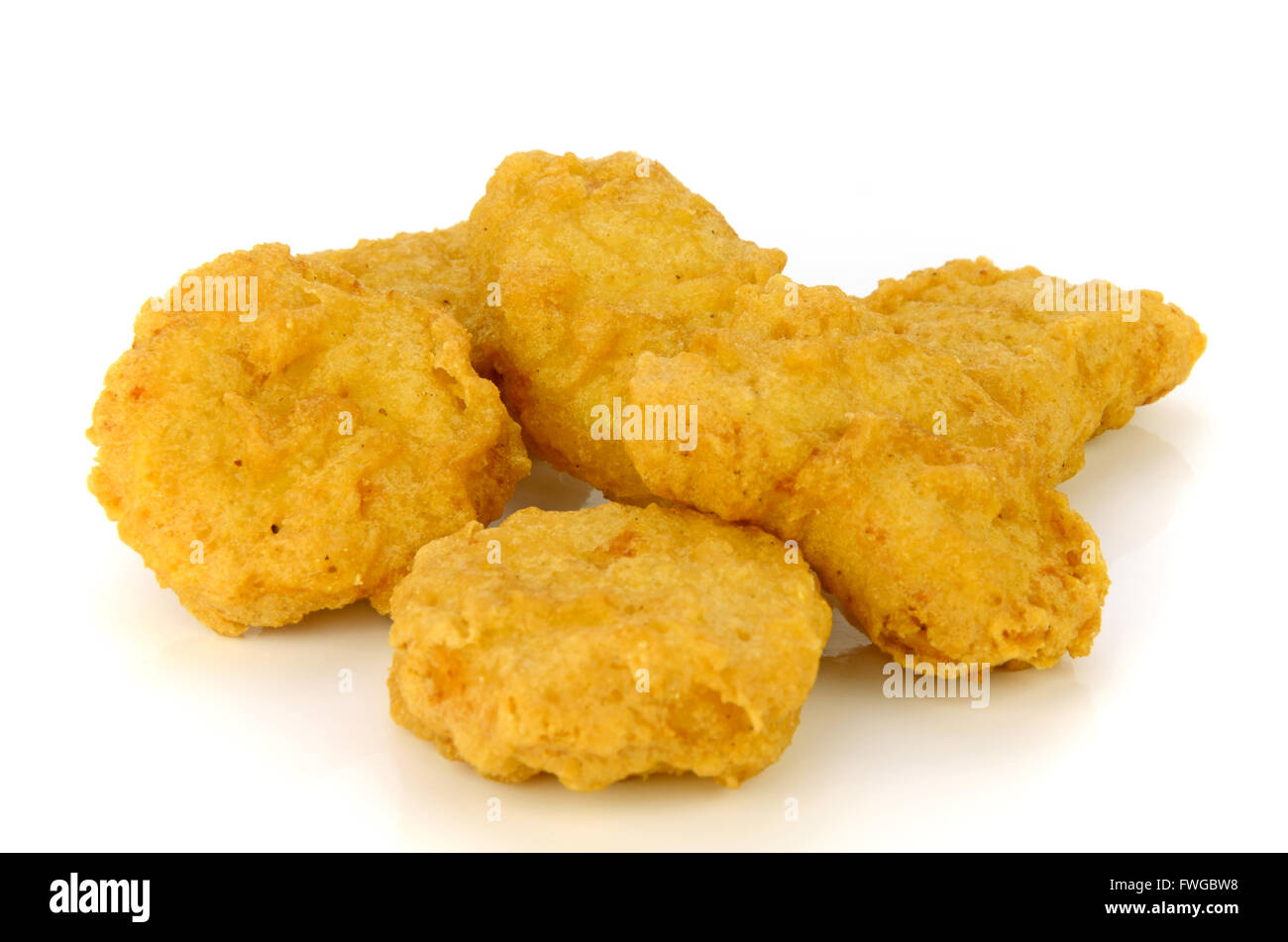 Fried Chicken Nuggets isolati su sfondo bianco. Foto Stock