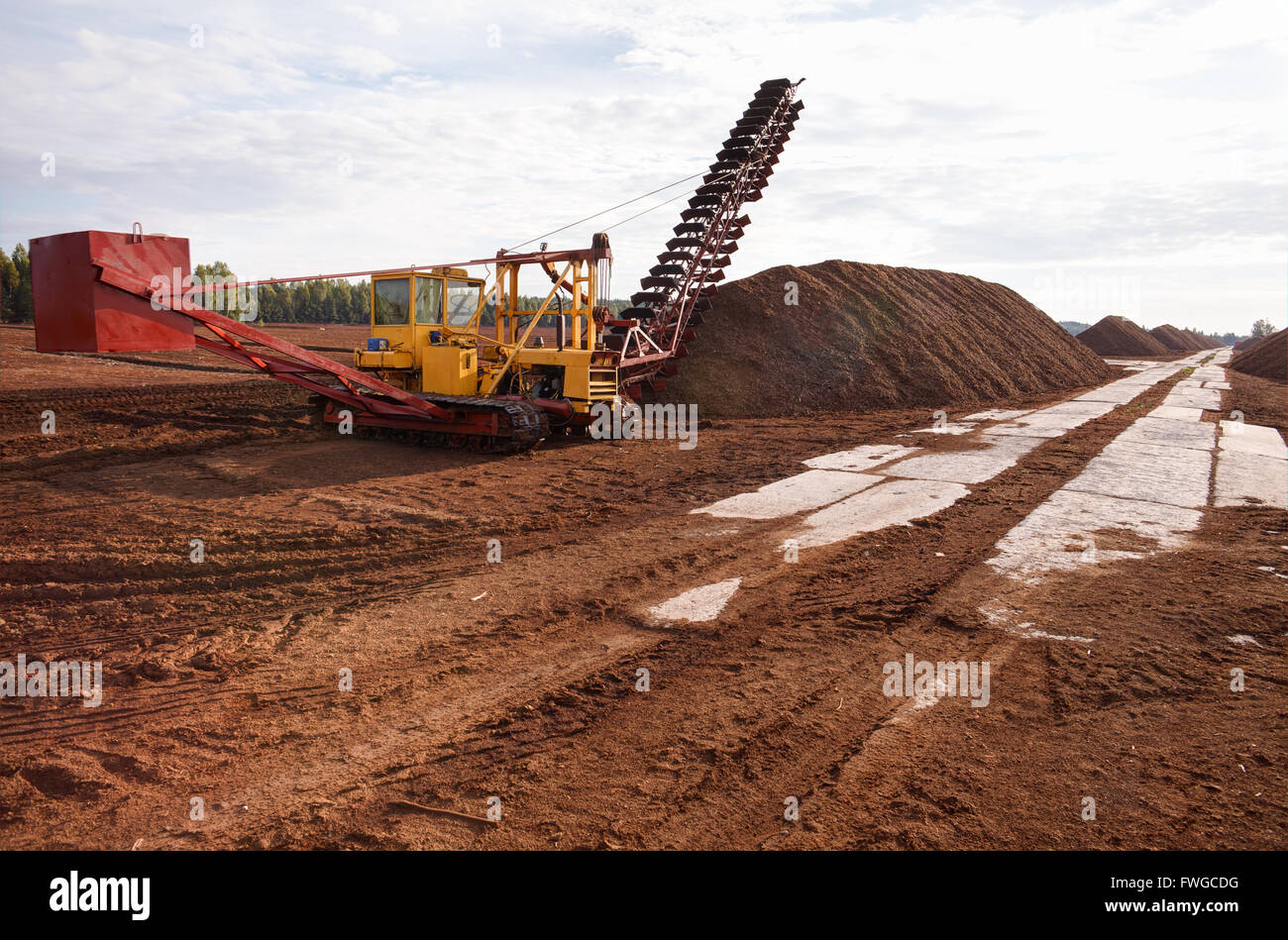 Turf campo di estrazione con trattore escavatore Foto Stock