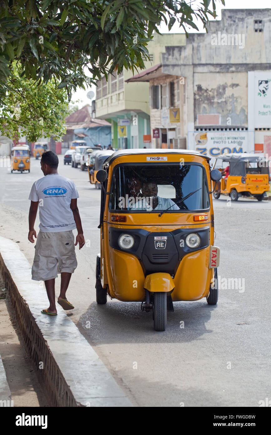 Un Tuk Tuk Yellow taxi veicoli. Sambava. Regione di Sava. A nord-est del Madagascar. Foto Stock