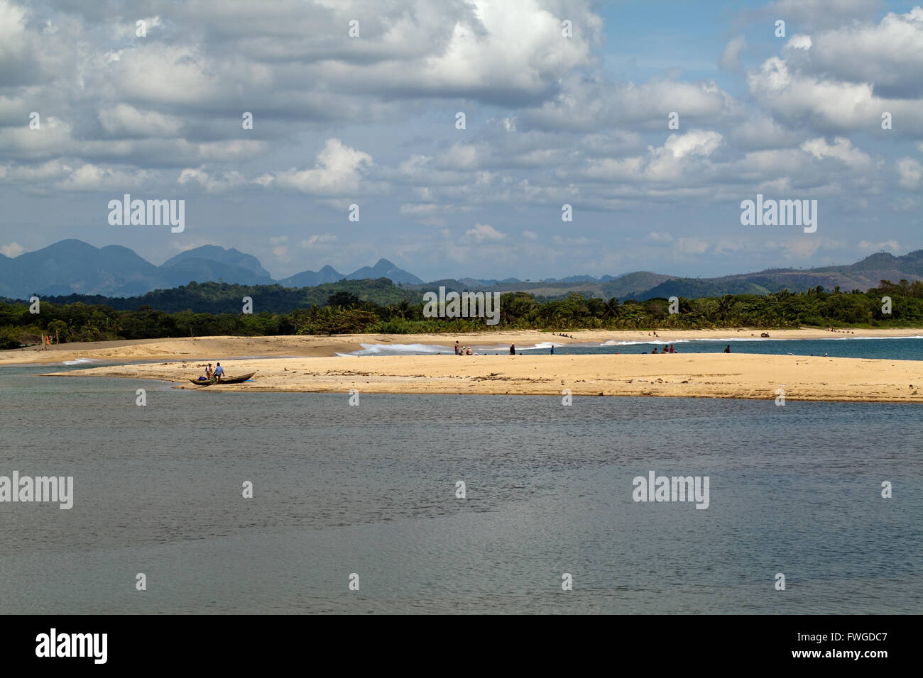 Sambava. Costa nord-orientale. Madagascar. La popolazione locale a sinistra, pesca dalla barca e a distanza utilizzando pull-in drag nets.Vista dal mare . Foto Stock