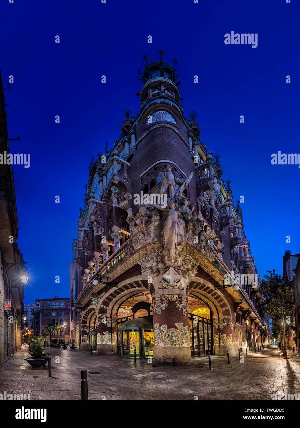 Vista anteriore all'alba del Palau de la Musica Catalana di Barcellona Foto Stock