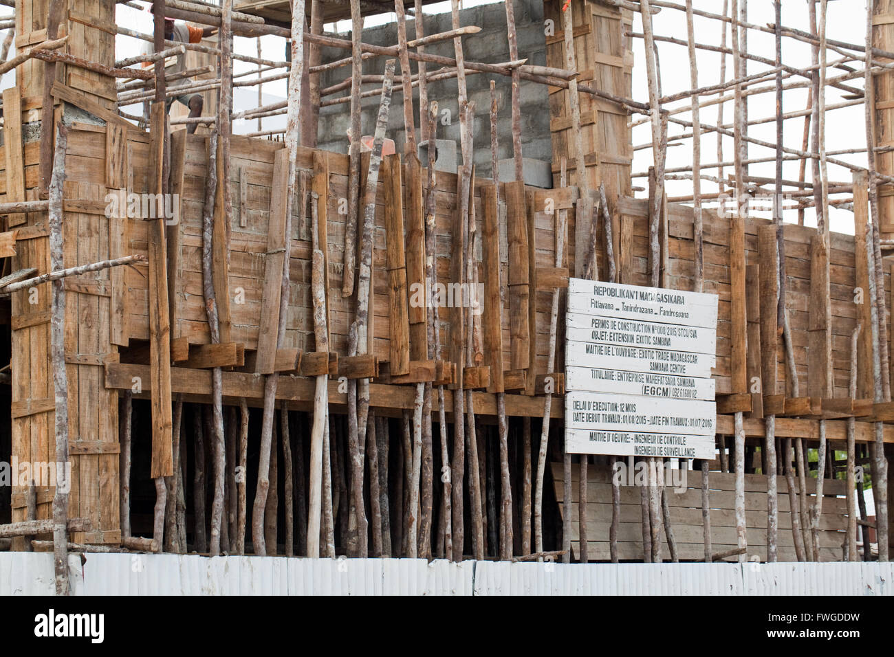 La costruzione dell'edificio. Impalcature in legno. Sambava. Madagascar. Foto Stock